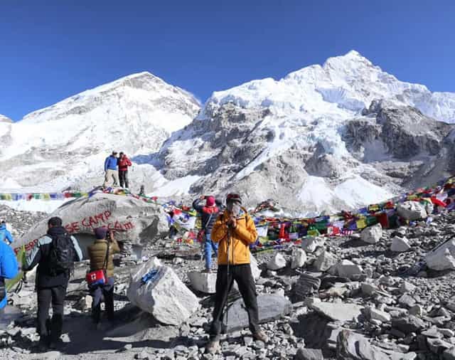 聖母峰基地營前的登山者與彩色經幡